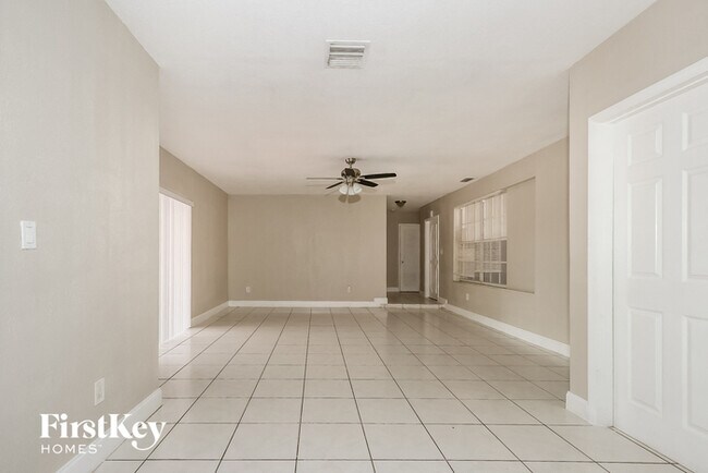 Foto del edificio - 2410 NW 63rd Ave