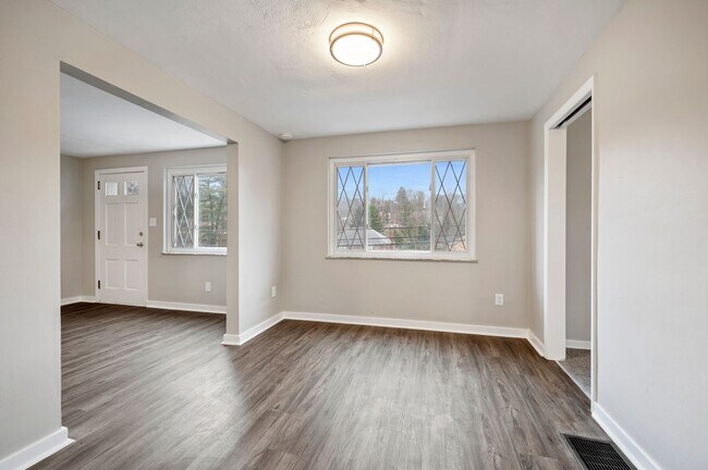 Building Photo - Entirely Renovated 3 bed, 1.5 bath in Chur...