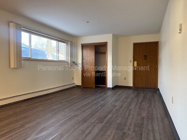 Building Photo - 320 6th St S