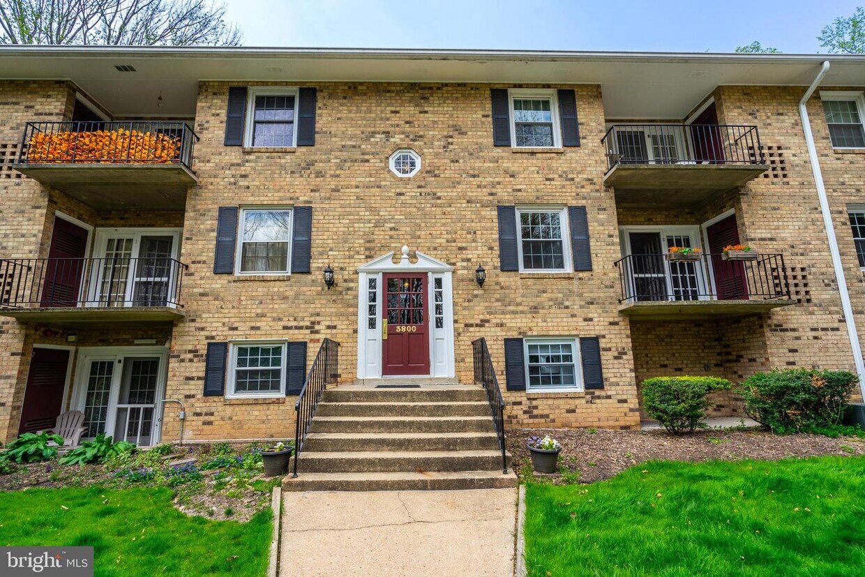 Primary Photo - 3800 Lyndhurst Dr