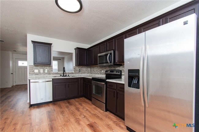 Building Photo - 1213 Fox Creek Dr