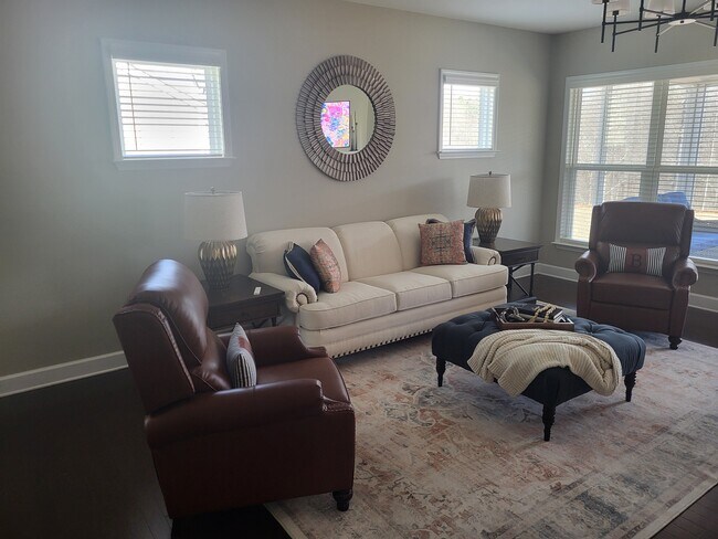 Building Photo - 772 Firefly Ct