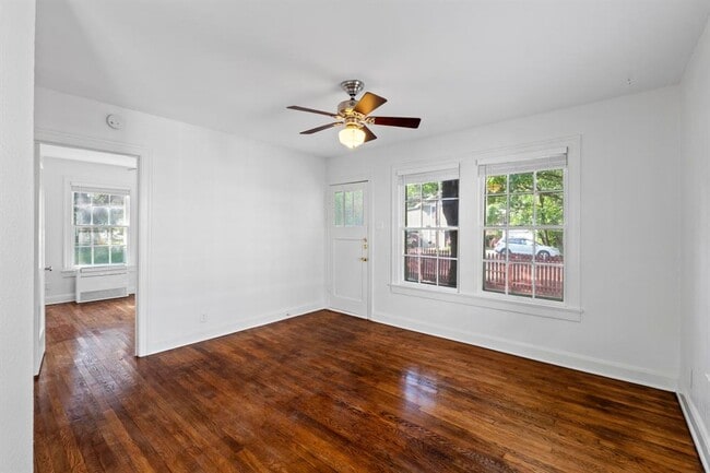 Building Photo - 204 W 43rd St