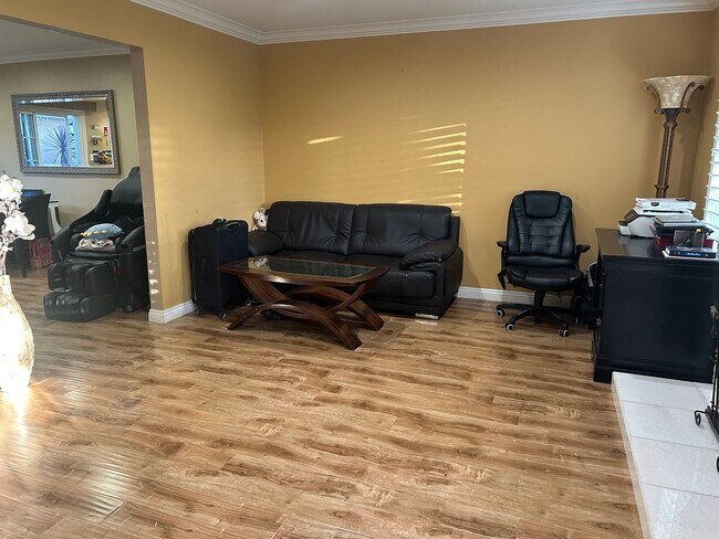 Foto del edificio - Spacious Home for Rent in Fountain Valley