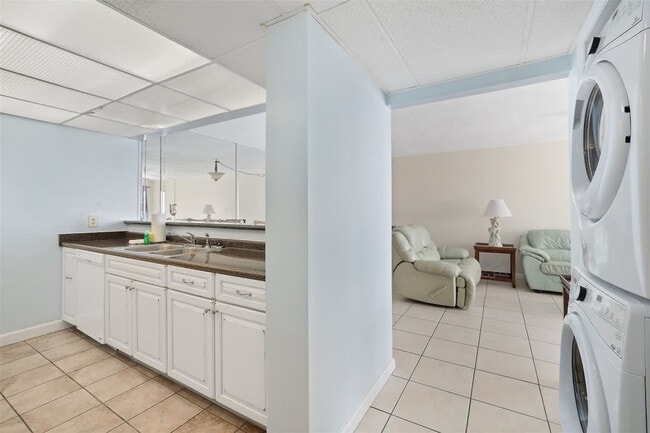 Building Photo - 8815 Thomas Dr