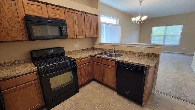 Building Photo - 2 BEDROOM, 1.1 BATH RANCH 1/2 DUPLEX