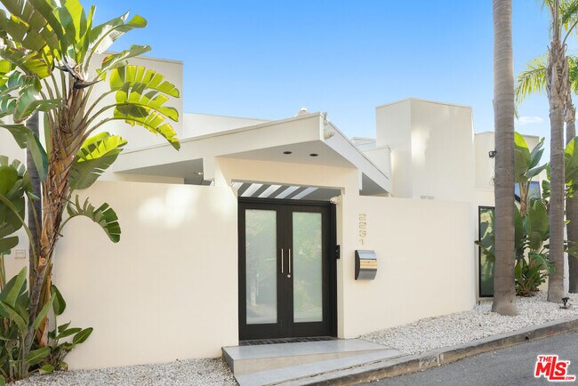 Foto del edificio - 2231 Sunset Plaza Dr