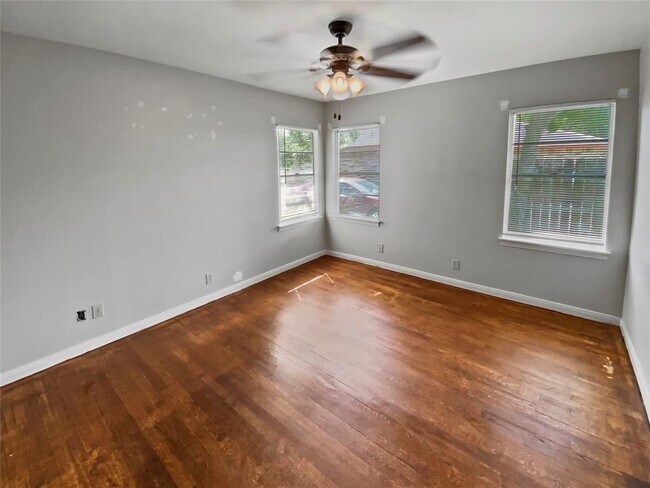 Building Photo - 403 Poinsettia St