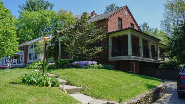 Foto del edificio - 928 Westholm Rd