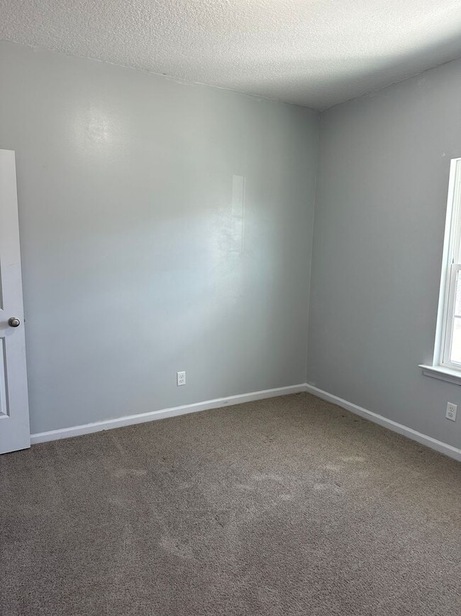 Building Photo - Tranquil South Retreat: Spacious 5-Bed Home with Fenced Yard, Pet-Friendly, Washer/Dryer Included