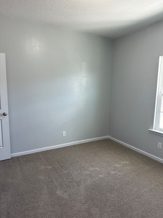 Foto del edificio - Tranquil South Retreat: Spacious 5-Bed Home with Fenced Yard, Pet-Friendly, Washer/Dryer Included