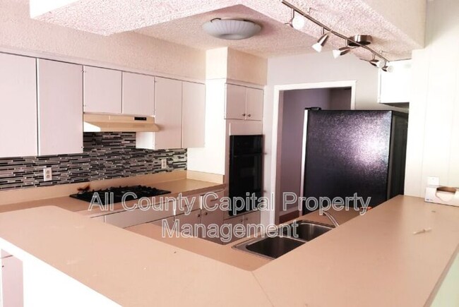Building Photo - 7506 Barcelona Dr