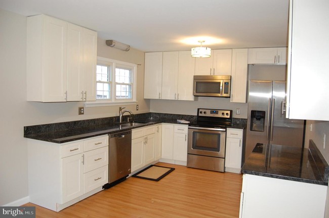 Building Photo - 284 Oakwood Village Ct