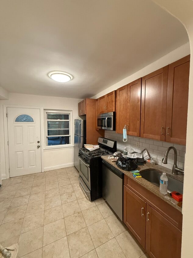 Primary Photo - 1114 Rhinelander Ave