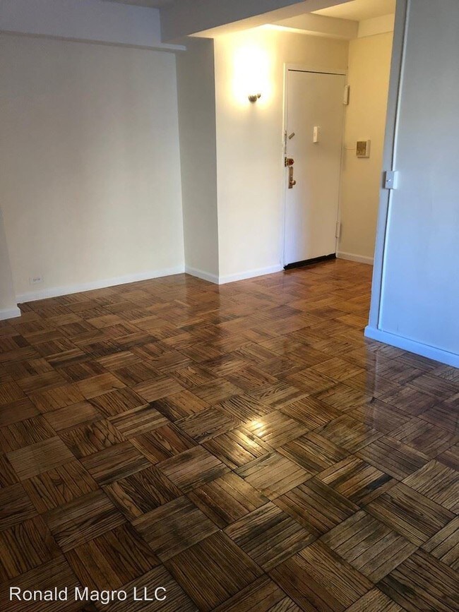 Foto del edificio - 1604 Metropolitan Ave