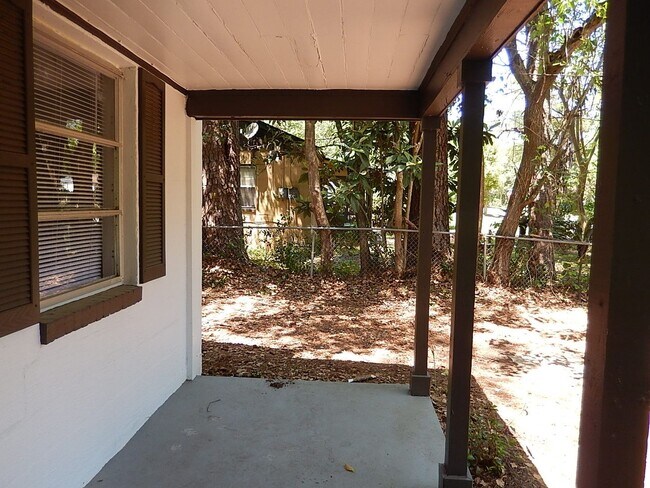 Building Photo - NICE 3/1 House w/ Tile Floors, New Applian...