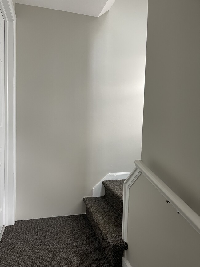 Building Photo - 33 Montfort Dr