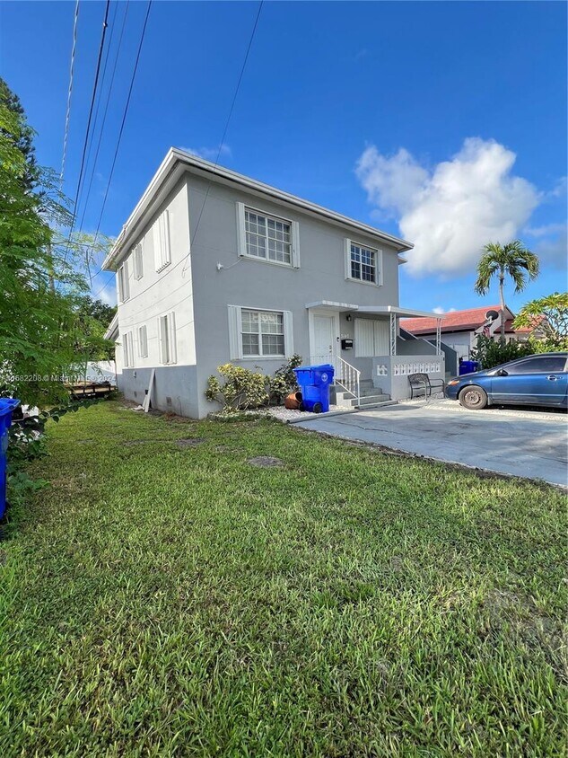 Foto principal - 3140 SW 23rd St