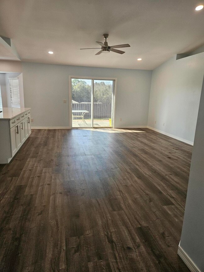 Building Photo - 1229 Northview Dr