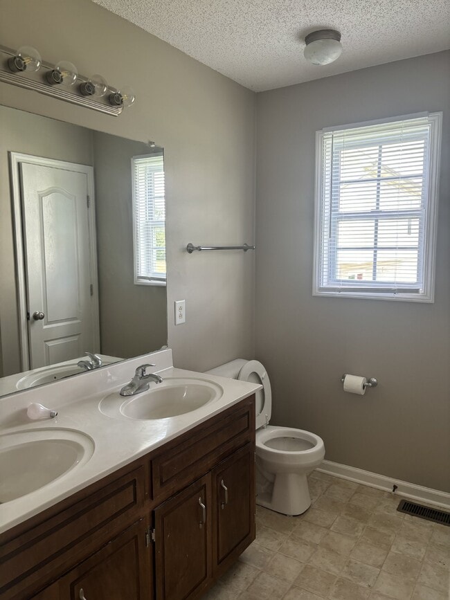 Building Photo - 409 Athena Dr