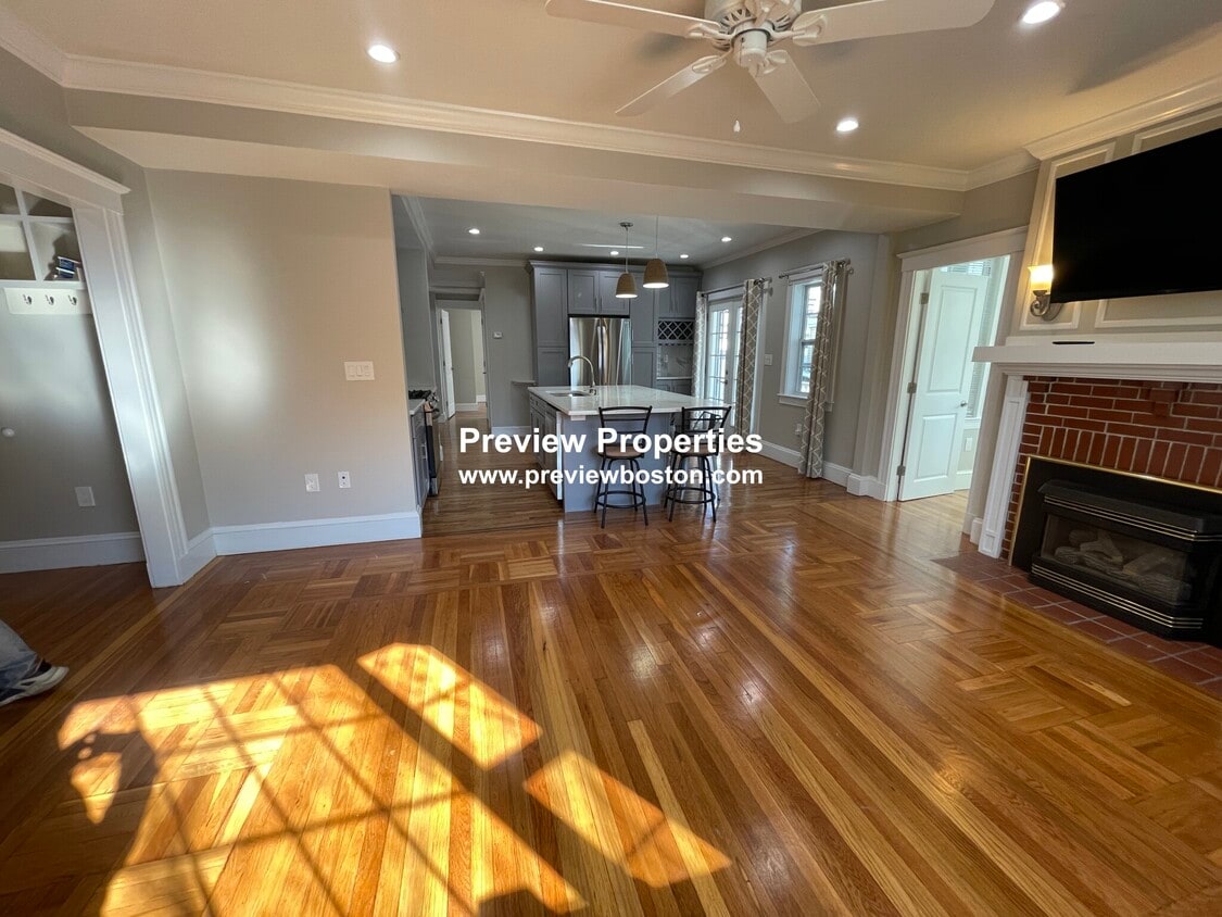 68 Rd Unit 1, Chestnut Hill, MA 02467 68 Rd Chestnut Hill