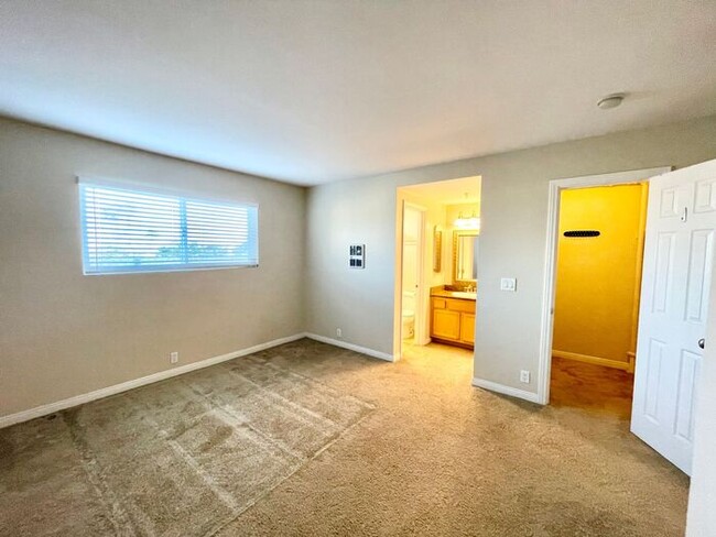Building Photo - Beautiful 2BD/2BA Condo With Two Parking Spaces in PB