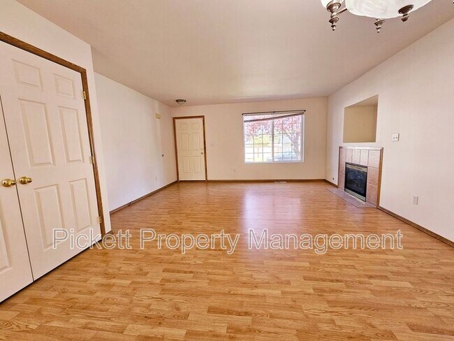 Foto del edificio - 5715 Gateway Ln NE