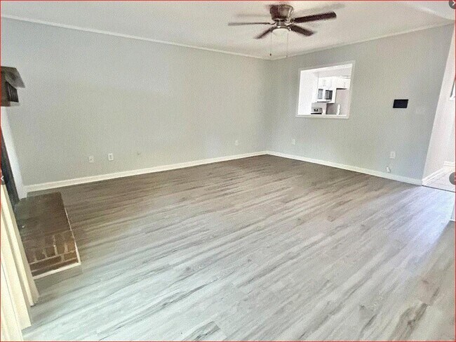 Foto del edificio - 1021 Thornwoode Ln