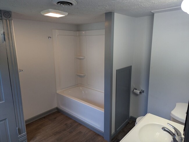 Building Photo - 1055-1057-1057 Liberty St