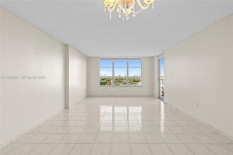 Building Photo - 4101 Pine Tree Dr