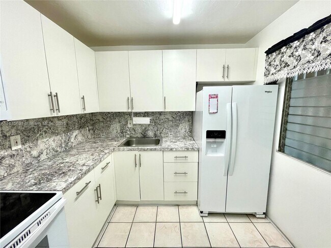 Building Photo - 110 Royal Palm Rd