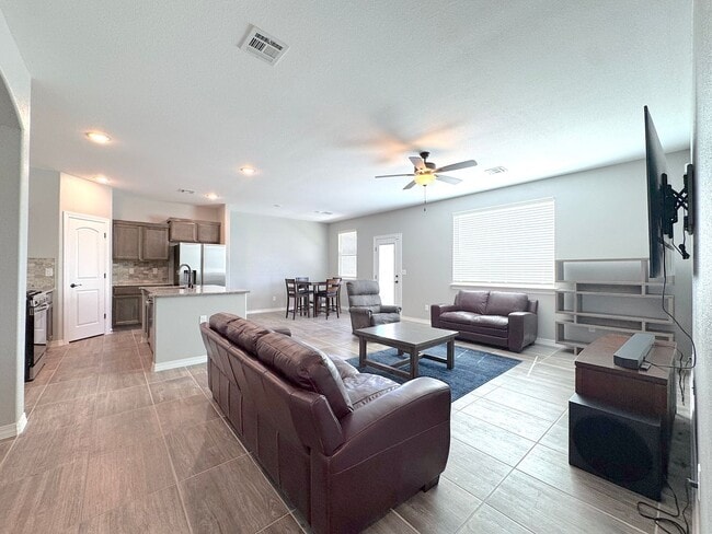 Building Photo - East El Paso 4 bed Refrig A/C!