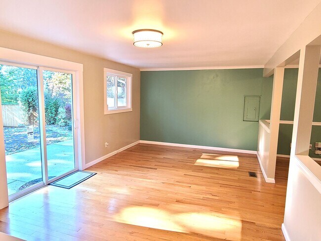 Foto del edificio - Charming 3Bd/2Ba Kirkland Home with Huge Yard!