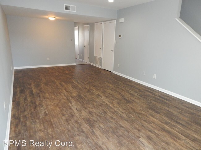 Foto del edificio - 7949 Shady Oak Trl