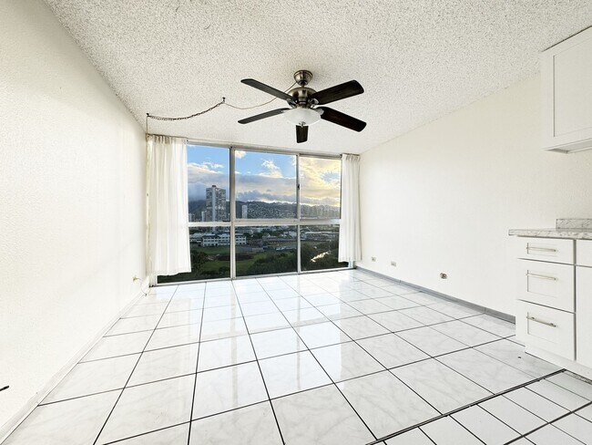 Building Photo - Waikiki 1-Bedroom Condo with Parking and A/C