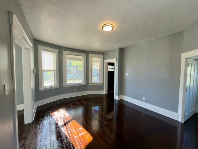 Building Photo - 557 Hague St
