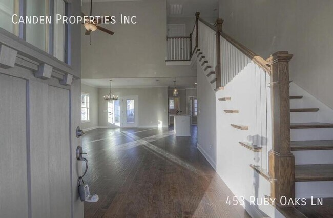 Foto del edificio - 453 Ruby Oaks Ln