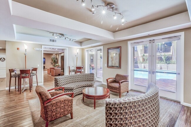 Building Photo - City Lights on Fig