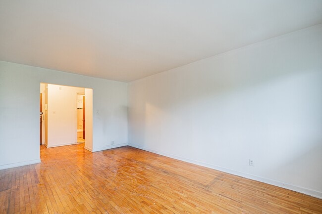 Building Photo - 6880-625e 25e Ave