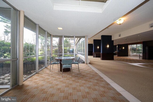 Foto del edificio - 1030 E Lancaster Ave