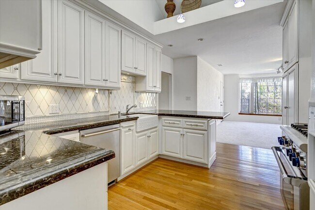 Foto del edificio - 7813 Toland Ave