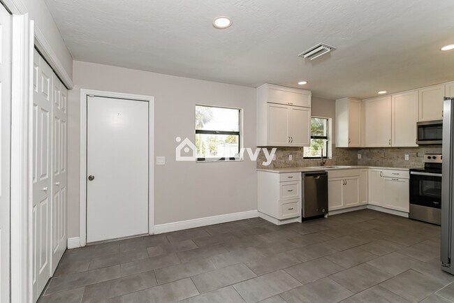 Building Photo - 2715 Lime St, Fort Myers, FL 33916