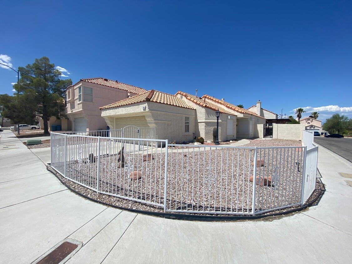 Primary Photo - Charming 3 Bedroom, 2 Bathroom, Single-Sto...