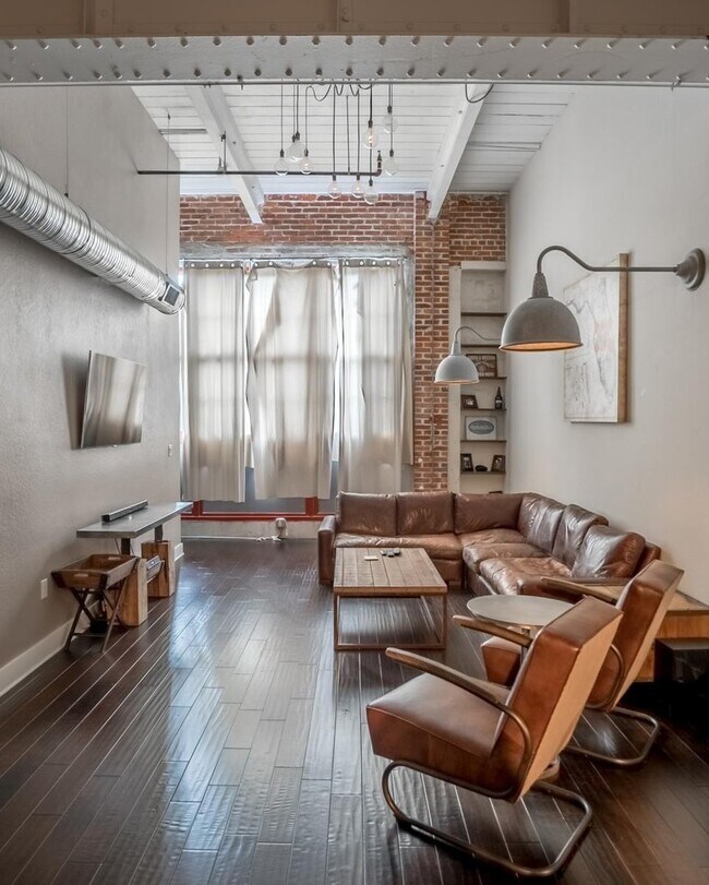 Foto del edificio - Beautiful 2 bedroom/2 bathroom loft with e...