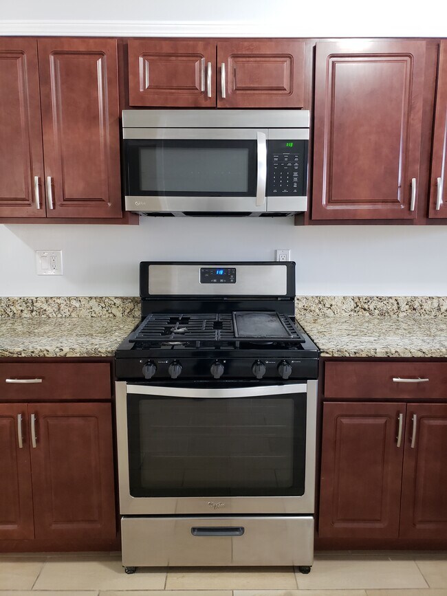 Stove/Oven and Microwave - 1611 S Wood St