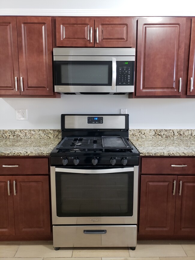 Stove/Oven and Microwave - 1611 S Wood St