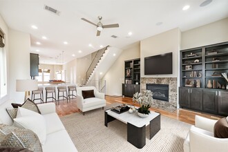 Building Photo - 5425 Hidalgo St