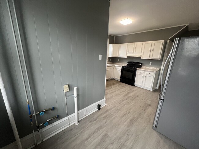 Foto del edificio - Available NOW! Large 3 Bedroom, 1 Bath In ...