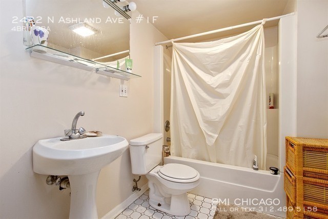 Building Photo - 2422 N Ashland Ave