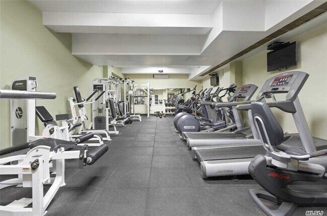 Foto del edificio - 65-50 Wetherole St